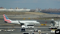 Avion "Ameriken erlajnsa" na pisti aerodroma Lagvardija