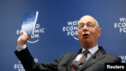 Klaus Schwab pendiri Forum Ekonomi Dunia, menunjukkan bukunya, 'The Fourth Industrial Revolution,' saat konferensi pers di Cologny, dekat Geneva, 13 Januari 2016. 