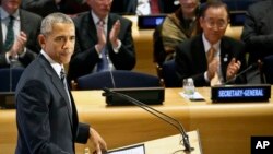 아와드 이븐 아우프 수단 국방부 장관이 국영 TV 방송에서 오마르 알바시르 수단 대통령을 안전한 곳에 구금했다고 발표한 후 대통령 퇴진 요구 운동에 참가한 시위자들이 건물에 올라가&nbsp; 국기를 흔들고 있다.