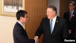 Menteri Luar Negeri AS Mike Pompeo berjabat tangan dengan Menteri Luar Negeri Taro Kono sebelum pertemuan di Tokyo, Jepang, 6 Oktober 2018. 