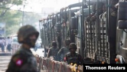 5일 미얀마 양곤의 군부 반대 시위 현장 주변에 군인들이 모여있다.