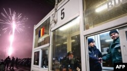 Ռումինացի և բուլղարացի ոստիկանները ձեռք են սեղմում Ռումինիայի և Բուլղարիայի միջև Գյուրգիու-Ռուսե սահմանային կետում 2025 թվականի հունվարի 1-ին