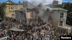 俄罗斯导弹击中位于基辅的乌克兰主要的儿童医院后，救援人员和志愿者清理废墟并寻找受害者。(2024年7月8日)