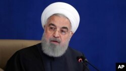 ក្នុង​រូបថត​ផ្សាយ​ជា​ផ្លូវការ​នេះ ប្រធានាធិបតី​អ៊ីរ៉ង់​លោក Hassan Rouhani ​ថ្លែង​នៅ​ក្នុង​កិច្ច​ប្រជុំ​មួយ​នៅ​ទី​ក្រុង​តេហេរ៉ង់ កាល​ពី​ថ្ងៃ​ពុធ​ទី​៩ ខែ​ធ្នូ ឆ្នាំ​២០២០។