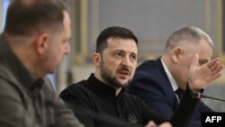 ប្រធានាធិបតីអ៊ុយក្រែនលោក Volodymyr Zelensky និយាយជាមួយមេដឹកនាំសហភាពប្រជាធិបតេយ្យគ្រិស្តសាសនាអាល្លឺម៉ង់ (CDU) ក្នុងអំឡុងពេលកិច្ចប្រជុំរបស់ពួកគេនៅទីក្រុងកៀវ នៅថ្ងៃទី៩ ខែធ្នូឆ្នាំ២០២៤។