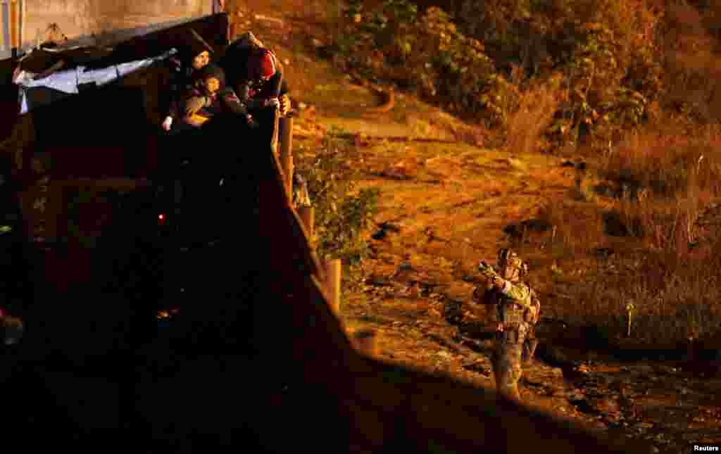 ភ្នាក់ងារ​ការពារ​ព្រំដែន​និង​គយ​សហរដ្ឋ​អាមេរិក​តម្រង់​កាំ​ភ្លើង​ទៅកាន់​ក្រុម​ជន​ចំណាកស្រុក​ខណ​ដែល​ពួកគេ​កំពុង​ផ្លោះ​របង​ព្រំដែន​ដោយ​ខុស​ច្បាប់​ពី​ម៉ិកស៊ិក​​ចូល​សហរដ្ឋ​អាមេរិក​កាលពី​ថ្ងៃទី​០១ ខែមករា ឆ្នាំ២០១៩។