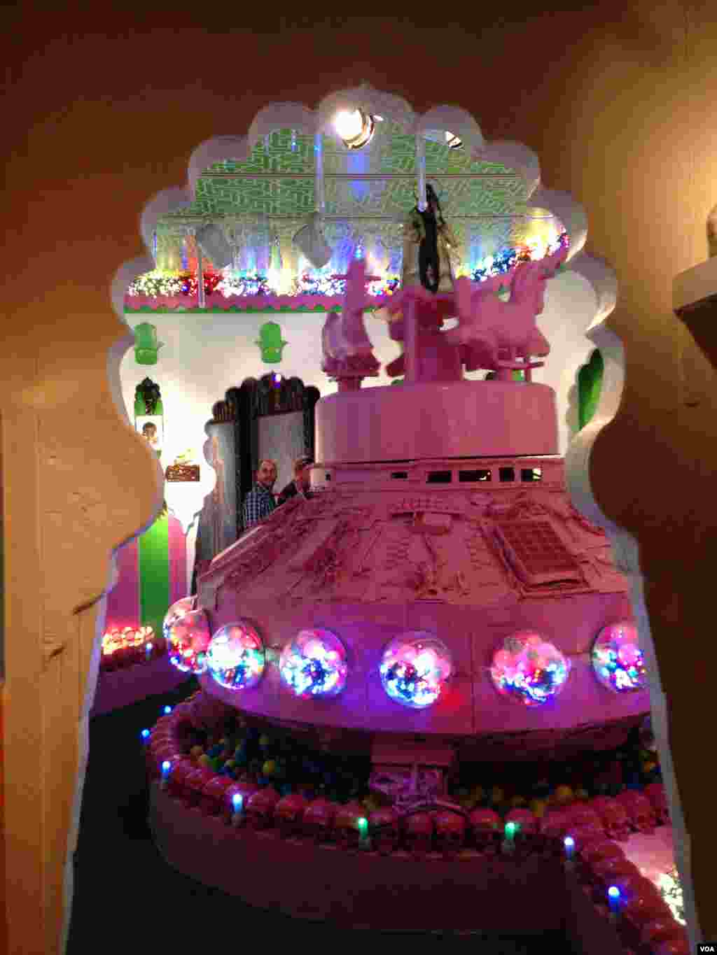 Kenny Irwin Jr.&#39;s &quot;Have Yourself a Happy Little Robotmas&quot; installation at the &quot;Human, Soul and Machine: The Coming Singularity&quot; exhibit at the American Visionary Art Museum in Baltimore, Maryland. (Julie Taboh/VOA)