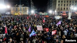 Para pendukung Perdana Menteri baru Yunani, Alexis Tsipras, merayakan kemenangannya di Athena (25/1).