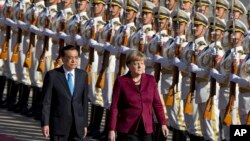 លោក​នាយក​រដ្ឋ​មន្រ្តី Li Keqiang ដើរ​ជាមួយ​លោកស្រី​អធិការបតី Angela Merkel ក្នុង​ពិធី​ស្វាគមន៍​ដែល​ធ្វើ​ឡើង​នៅ​ខាង​ក្រៅ​អគារ Great Hall of the People នៅ​ក្នុង​ក្រុង​ប៉េកាំង ប្រទេស​ចិន កាលពី​ថ្ងៃទី២៩ ខែតុលា ឆ្នាំ២០១៥។