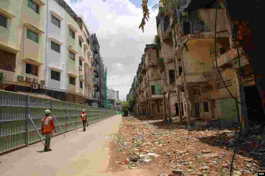 ទិដ្ឋភាព​នៃ​ការ​វាយកម្ទេច​អគារប៊ូឌីញ​ "អគារ ស​" ក្នុង​រាជធានី​ភ្នំពេញ​ នាថ្ងៃទី៣​ ខែសីហា​ ឆ្នាំ២០១៧។ ​អគារ​ប៊ូឌីញ​ កសាង​ឡើង​ក្នុង​អំឡុង​ឆ្នាំ១៩៦០​ ហើយ​អគារ​នេះ​ចាប់ផ្តើម​វាយកម្ទេច​នា​ខែ​ កក្កដា​ ឆ្នាំ​២០១៧។ ​(រ៉ាវី សុភារ័ត្ន/VOA)