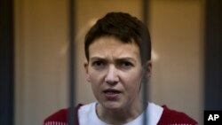 Pilot tentara Ukrania, Nadezhda Savchenko, mendengarkan keputusan pengadilan dalam kurungan di ruang sidang di Moskow, Rusia (4/3). (AP/Pavel Golovkin)
