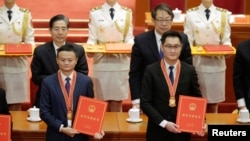 资料照：中国私营企业家马云（前左）和马化腾等人在北京人大会堂出席庆祝改革开放40周年活动。（2018年12月18日）