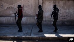 سربازان نیروهای دموکراتیک سوریه تحت حمایت ایالات متحده در جست‌وجوی شبه‌نظامیان دولت اسلامی در حسکه، سوریه - ۸ بهمن ۱۴۰۰