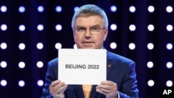 Le president du CIO, Thomas Bach, dévoile le nom de Pékin comme ville désignée pour accueillir les JO 2022, Kuala Lumpur, 31 juillet 2022