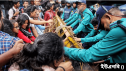 ধর্ষণ ও নিপীড়নের বিরুদ্ধে গণপদযাত্রায় পুলিশের বাধার মুখে বিক্ষোভকারীরা