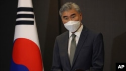 최근 한국을 방문한 성 김 미국 국무부 대북특별대표는 미국의 조건 없는 대화 제의에 북한이 호응할 것을 거듭 촉구했다.