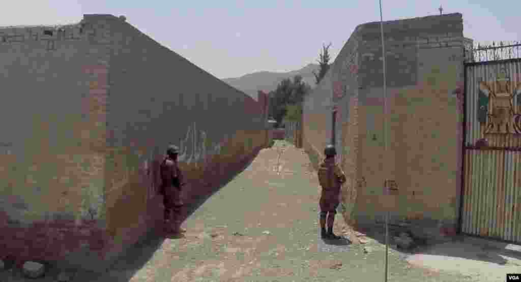 Soldiers guard deserted streets in Miranshah, North Waziristan, Pakistan. (Ayaz Gul/VOA)