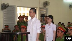 Nguyên Kha và Phương Uyên ra trước tòa án ở Long An. Án của Phương Uyên đổi thành tù treo, còn Nguyên Kha vẫn còn bị tù