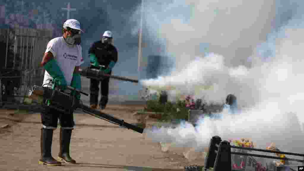 Des agents de santé désinfectent le cimetière El Angel pour prévenir virus de la dengue, le Chikungunya et Zika, Lima, Pérou, 20 janvier 2016.