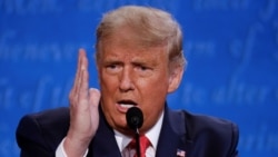 Shugaba Donald Trump yana bayani yayin muhawara