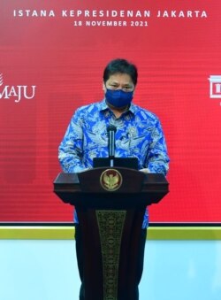 Menko Perekonomian Airlangga Hartarto menyebut pemerintah akan salurkan BLT Desa dan kartu sembako untuk menunjang program pengentasan kemiskinan ekstrem. (Biro Setpres)
