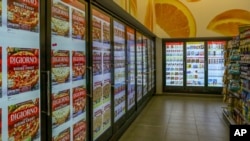 This March 7, 2019, photo shows a smart shelf area at Walgreen's in Chicago. Walgreens, which has more than 8,000 drugstores, installed cooler doors with cameras and sensors at six locations in Chicago, New York, San Francisco and Bellevue, Washington. (A