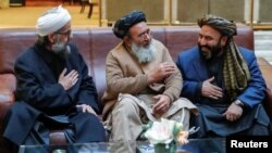 Para peserta berbincang sebelum berlangsungnya dialog perdamaian Afghanistan di Moskow, Selasa (5/2).