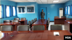 군사정전위원회 본회의장의 내부. 18일 미국과 한국 군 경비병들이 지키고 있다.