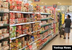 도널드 트럼프 미국 대통령의 '화염과 분노' 발언과 북한의 괌 포위사격 위협으로 긴장이 본격 고조된 10일 서울의 대형마트에서 식료품 등 사재기 없이 평상시와 같은 모습을 보이고있다.