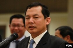 លោក អេង ឆៃអ៊ាង តំណាងរាស្ត្រ​គណបក្ស​សង្គ្រោះជាតិ​ ថ្លែង​ក្រោយ​កិច្ច​ប្រជុំនៅវិមាន​រដ្ឋសភា កាល​ពី​ថ្ងៃ០១ ខែតុលា ឆ្នាំ២០១៥។ (ហ៊ាន សុជាតា/ VOA)