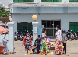 រោងចក្រ​មួយ​នៅ​លើ​ផ្លូវជាតិ​លេខ៦ អនុញ្ញាត​ឲ្យកម្មការនី​រោងចក្រ​ដែល​មាន​ផ្ទៃ​ពោះ​ ត្រូវ​បាន​ឲ្យអទិភាព​ចេញ​ពី​ធ្វើការ​មុន រួច​ទើប​កម្មករ​ទូទៅ​អាច​ចេញ​បាន​តាមក្រោយ នៅ​ថ្ងៃទី០៣ ខែមេសា ឆ្នាំ​២០២០។ (ហ៊ាន​ សុជាតា​/VOA)