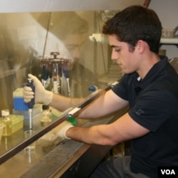 Scott Boisvert, siswa berusia 18, mempelajari jamur chytrid yang menyebabkan musnahnya amfibi secara besar-besaran.