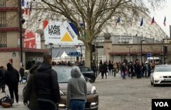 A recent poll showed the vast majority of French considered their language key for national integration. (L.Bryant / VOA)