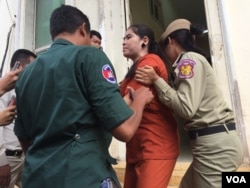 Ms. Tep Vanny, Beung Kok land rights activist, is escorted by police officers at the Appeal Court in Phnom Penh, on Thursday, November 17, 2016. (Kann Vicheika/VOA Khmer)