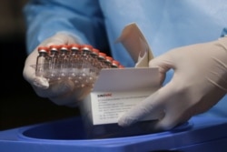 Satu kotak berisi vaksin Sinovac China untuk melawan virus corona. (Foto: Reuters)