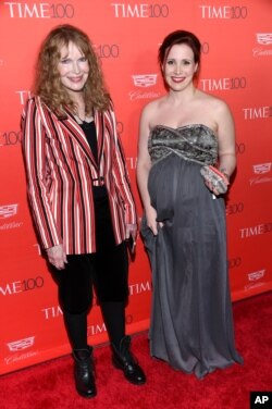 «میا فارو»، شریک زندگی پیشین وودی الن همراه دخترش «دیلن فارو»