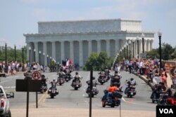 FILE - Participants drive toward the Lincoln Memorial during the Rolling Thunder 'Ride for Freedom' in Washington, May 25, 2014. (Brian Allen/VOA)