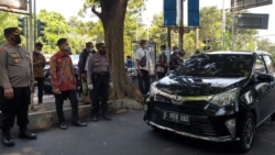 Wali Kota Solo Gibran Rakabuming Raka (tengah, baju batik merah) didampingi Kapolresta Solo Kombes Ade Safri Simanjuntak( kiri) melihat langsung pemeriksaan kendaraan berplat luar daerah yang memasuki Solo, Selasa, 11 Mei 2021. (Foto: Yudha Satriawan/VOA)