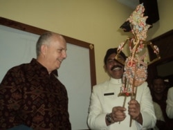 Walikota Solo FX Hadi Rudyatmo memberikan cenderamata wayang kepada Dubes AS Joseph R. Donovan di Solo (19/1). (VOA/Yudha Satriawan)