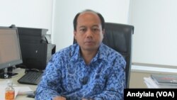 Kepala Pusat Data Informasi dan Humas BNPB Sutopo Purwo Nugroho di ruang kerjanya kantor BNPB Jakarta kamis 22 Desember 2016. (Foto: VOA/Andylala)