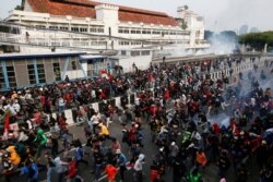 Demonstran yang melakukan protes terhadap UU Cipta Kerja di Jakarta, 8 Oktober 2020. (Foto: REUTERS/Willy Kurniawan)