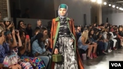 Menggabungkan ide "Human of New York" dengan bahan-bahan tradisional Indonesia songket dan batik, Dian Pelangi membuka agenda pagelaran New York Fashion Week 2017.