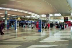Orang-orang terlihat di Bandara Internasional John F. Kennedy setelah maskapai mengumumkan banyak penerbangan yang dibatalkan selama penyebaran varian omicron pada Malam Natal di Queens, New York City, AS, 24 Desember 2021. (Foto: REUTERS/Dieu-Nalio Chery