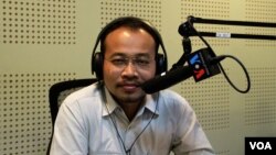 រូបឯកសារ៖ លោក ព្រាប កុល នាយកប្រតិបត្តិនៃ​អង្គការតម្លាភាពកម្ពុជាចូល​រួម​ពិភាក្សា​អំពី​«តើយុវជន​ខ្មែរ​ជំនាន់​ក្រោយ​បាន​ឆ្លង​ជំងឺ​ពុករលួយ​ដែរ​ឬ​ទេ?‍» នៅ​ក្នុង​កម្មវិធី Hello VOA ប្រចាំ​ខែ​អំពី​ការ​ប្រឆាំង​អំពើ​ពុករលួយ។