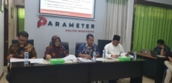 Peneliti senior LIPI, Siti Zuhro, dan Direktur Eksekutif Parameter Politik Indonesia, Adi Prayitno, saat berdiskusi publikasi hasil survei di Jakarta, 29 November 2019.