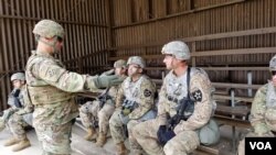 데니스 스캇 맥킨 2사단장(왼쪽)이 대회 참가자들을 격려하고 있다.