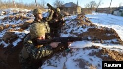 Ukrainian servicemen guard their position in the village of Luhanska, Luhansk region, Jan. 24, 2015.