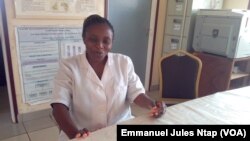 Cordelia Ndasi, point focal du programme Novartis Access à l’hôpital d'Etoug Ebe, à Yaoundé, le 23 octobre 2017. (VOA/Emmanuel Jules Ntap)