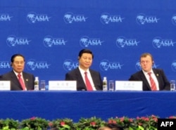 中国国家副主席习近平(中)出席博鳌亚洲论坛