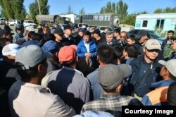 Qirg'iziston Bosh vaziri Muhammedkali Abilgaziyev chegarachilar bilan, 17-sentabr, 2019